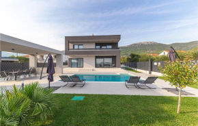 Lovely Home In Kastel Stari With Kitchen